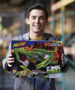 Trên tay cây nỏ NERF ZOMBIE STRIKE OUTBREAKER BOW