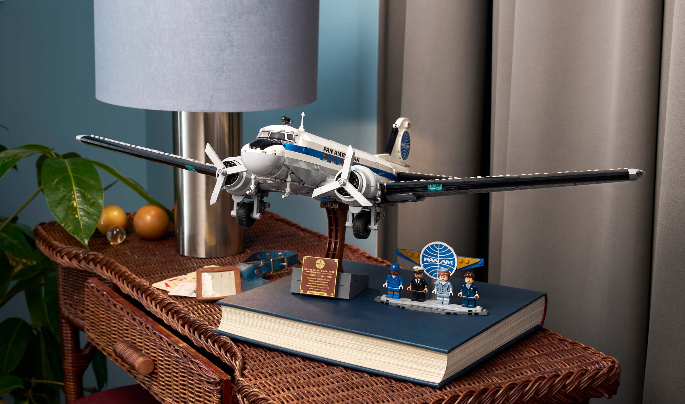 LEGO Icons Douglas DC-3 PAN AM Airliner 11378 toàn cảnh