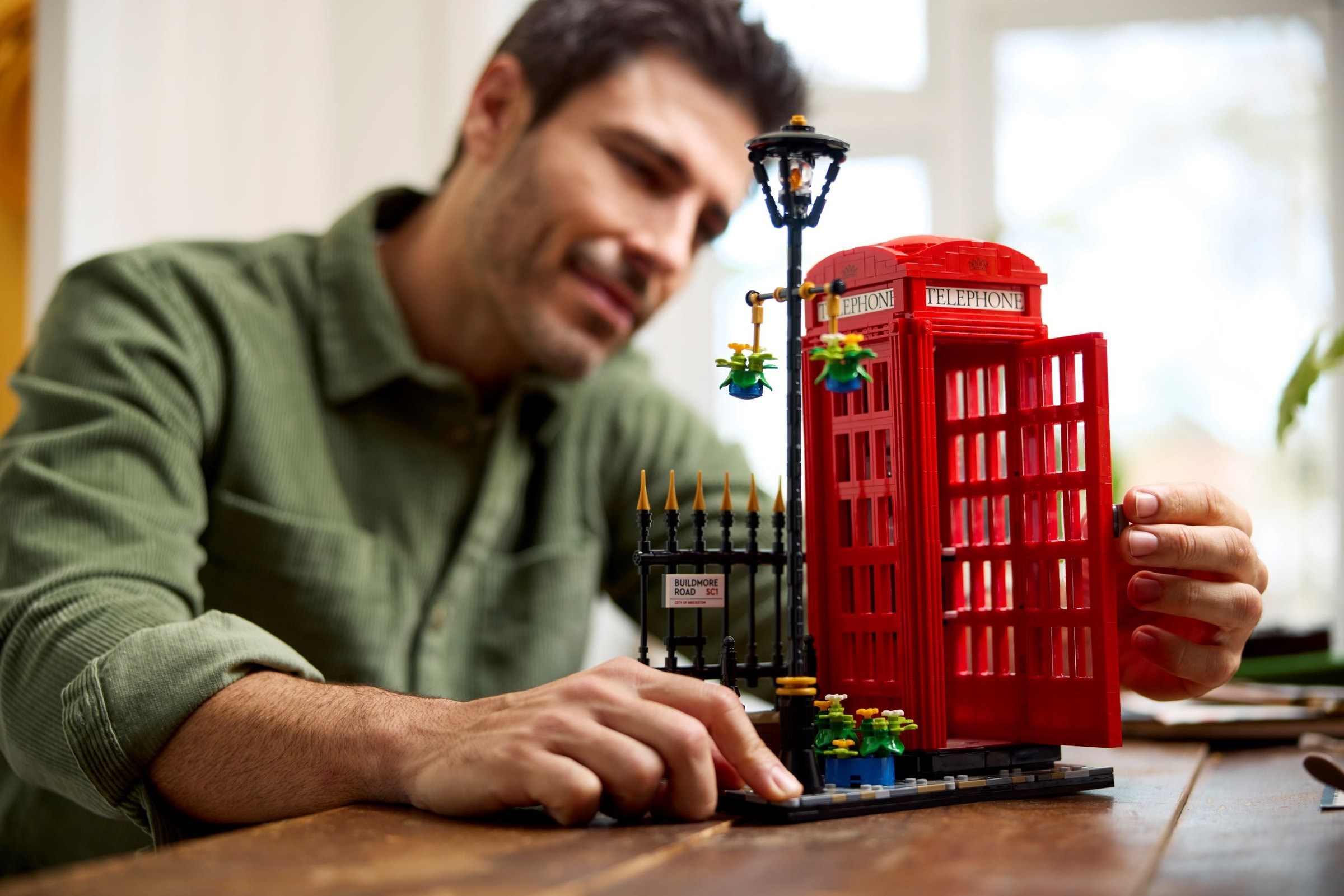 LEGO Red London Telephone Box 21347 ảnh chi tiết thêm