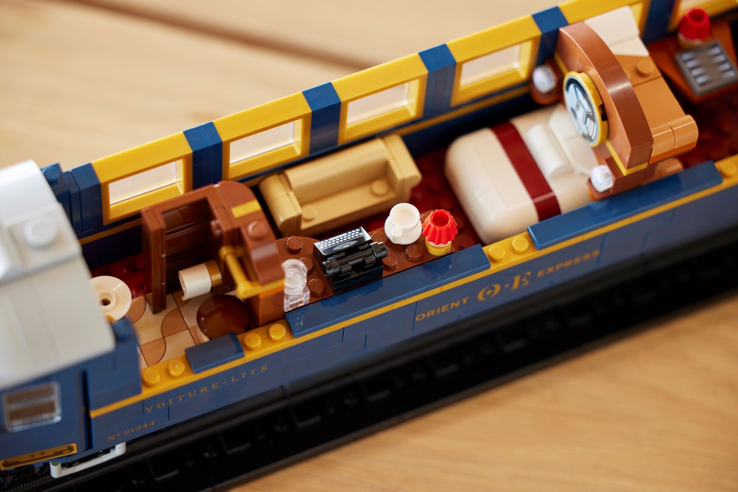 LEGO The Orient Express Train 21344 góc nhìn khác