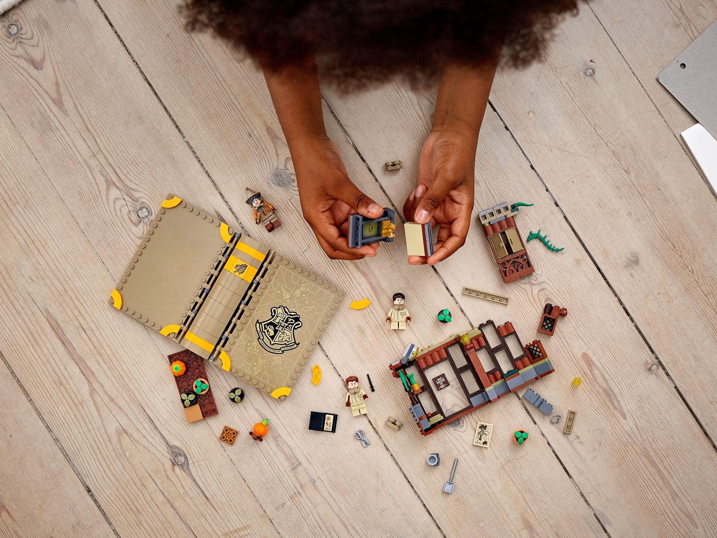 Hogwarts Moment: Herbology Class 76384 - góc nhìn khác của bộ LEGO