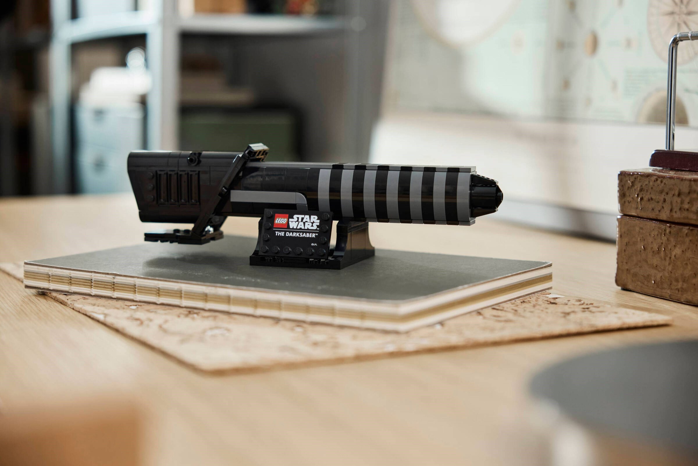 anh-thuc-te-lego-40917-the-darksaber-chi-tiet