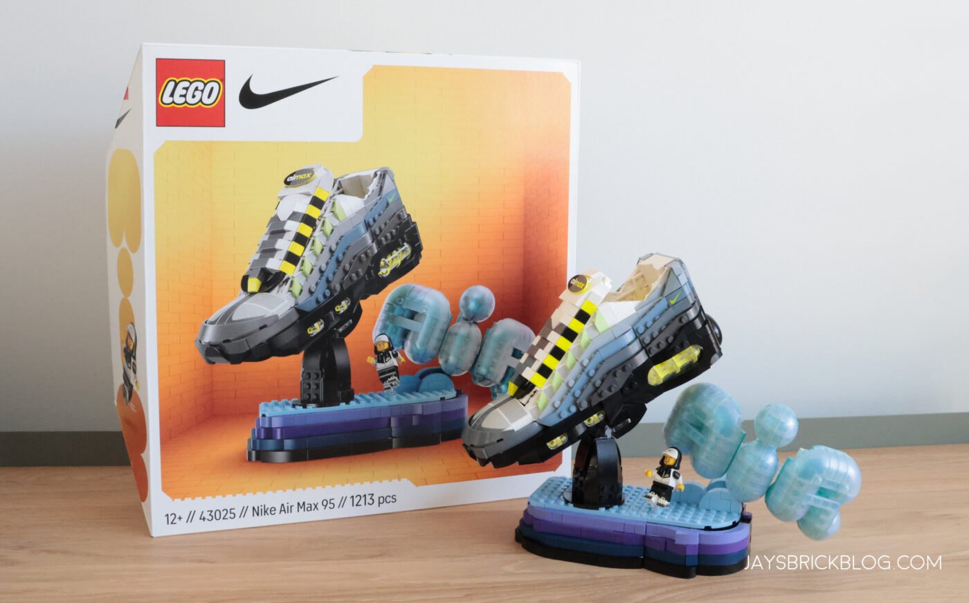 Nike Air Max 95 x LEGO Set 43025 cùng hộp sản phẩm