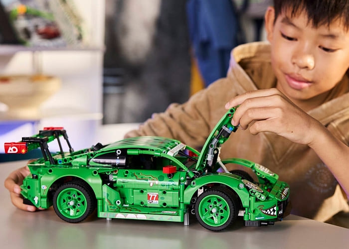 Góc nghiêng LEGO Porsche 911 GT3 R REXY AO Racing 42224